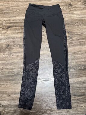 Black Patterned-Panel Performance Leggings